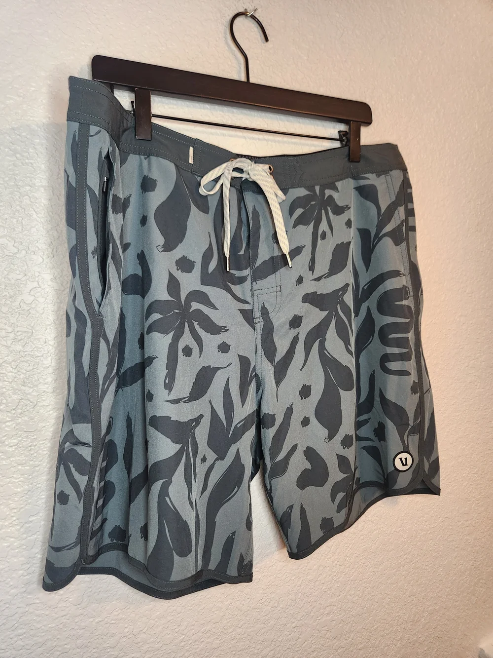 Vuori Men's Cruise Boardshorts featuring a blue hydrangea botanical size 36 V314